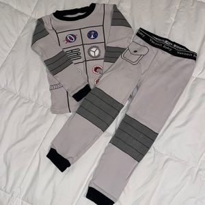Gray astronaut pajamas. 4/5T.